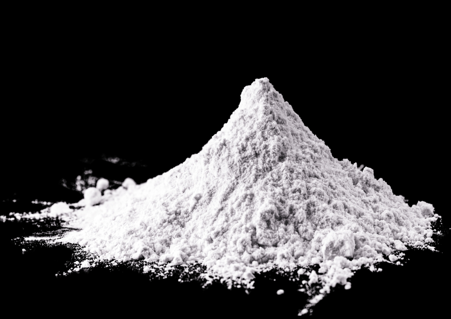 A widely used white pigment known for its brightness and high refractive index. Used in paints, sunscreens, cosmetics, and even as a food coloring.